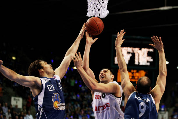 裁判需在极 裁判需在极